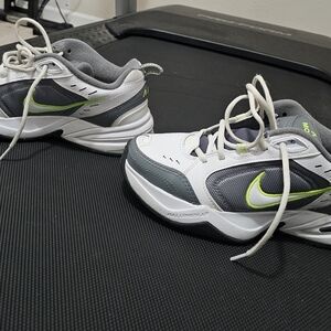 Nike Monarch IV
